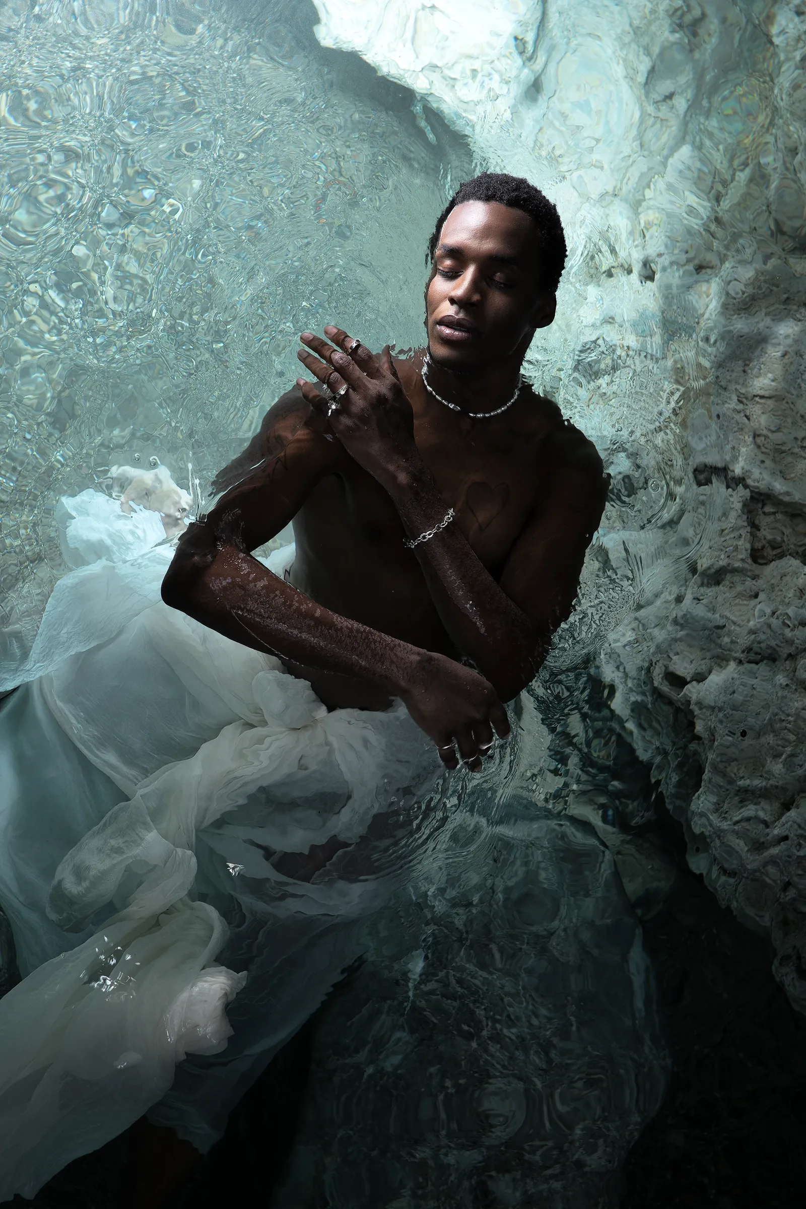 Un retrato editorial de SERGIO STUDIO realizado en agua en Tolantongo, México.