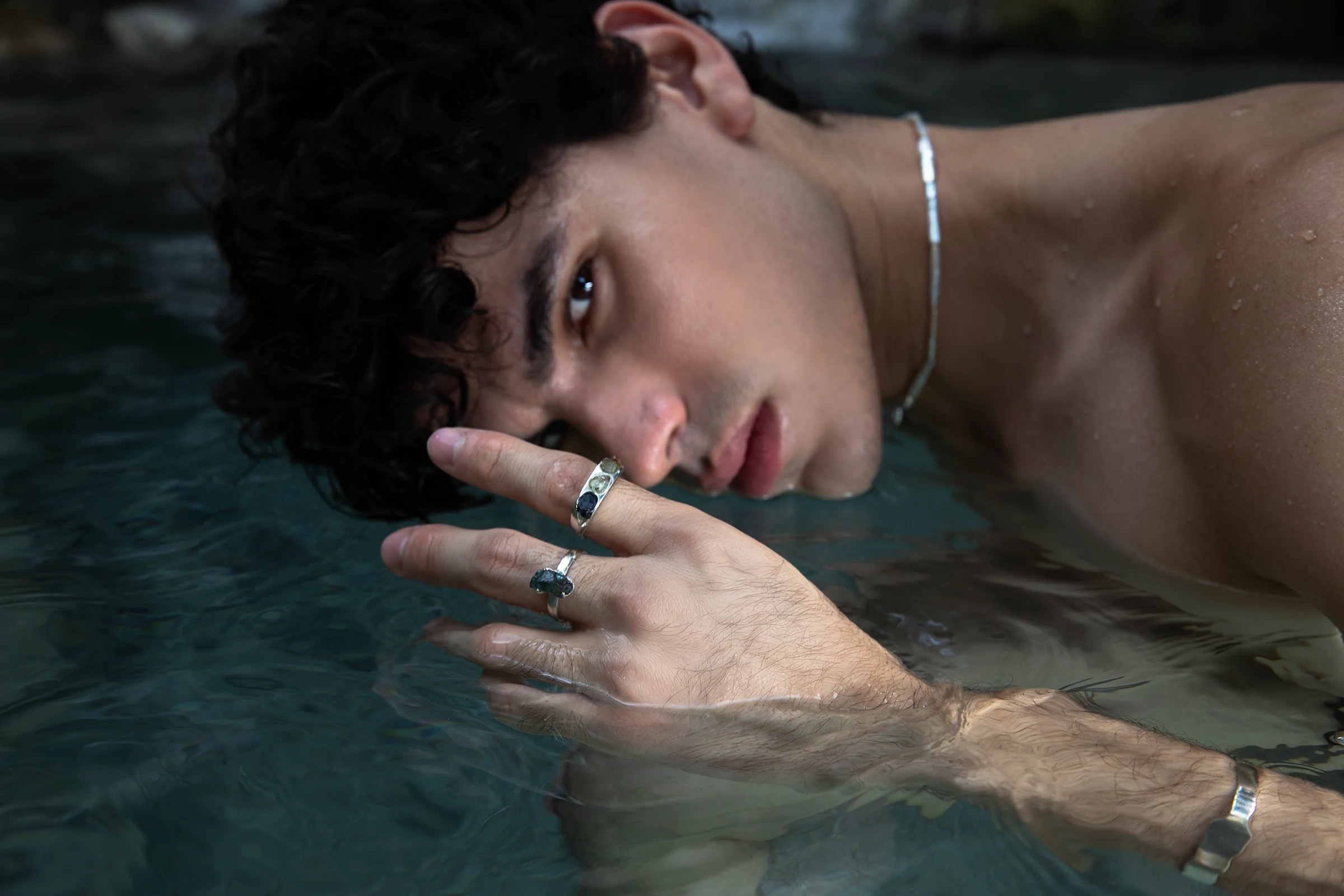 Un retrato editorial de SERGIO STUDIO realizado en agua en Tolantongo, México.