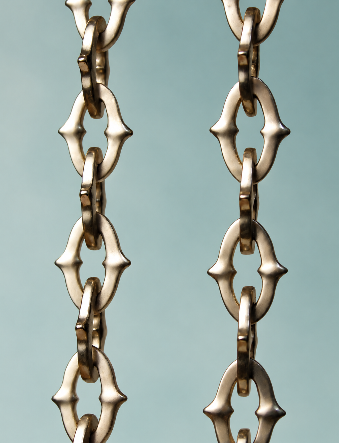 Sculptural chain links by SERGIO STUDIO